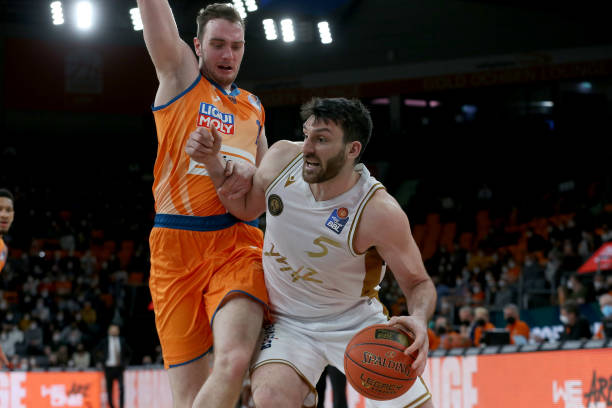 首次亮相以 首次亮相以